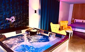 Escapade Romantique Jacuzzi&Sauna Privés